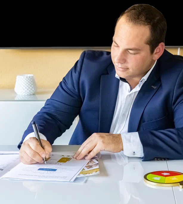 Beratungsgespräch zur Prüfung bestehender Versicherungen